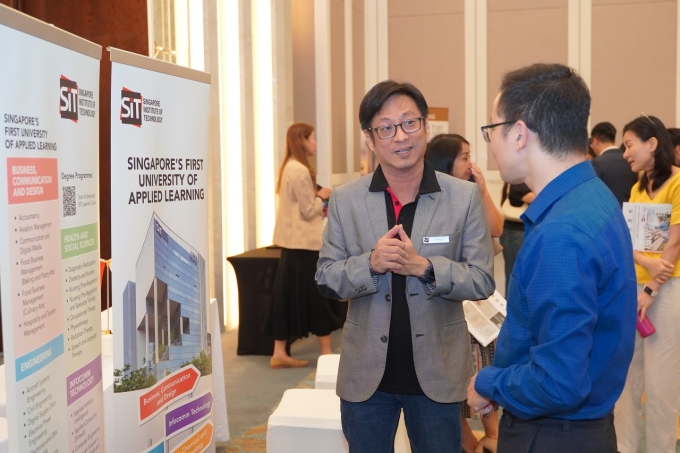Học sinh, sinh viên tư vấn trực tiếp với các trường tại Triển lãm Giáo dục Công lập Singapore. Ảnh: INEC