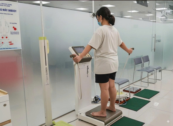 Trẻ đo thành phần cơ thể bằng máy InBody 770, từ đó xây dựng chế độ ăn phù hợp giúp tăng chiều cao. Ảnh: Bệnh viện Đa khoa Tâm Anh