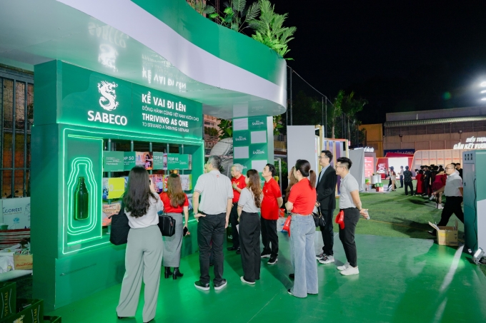 Người tham dự tương tác và khám phá khu vực Di sản gìn giữ và trách nhiệm. Ảnh: Sabeco