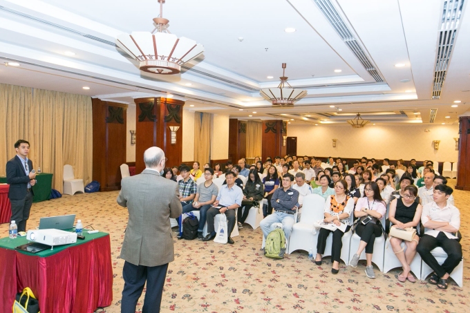 Buổi chia sẻ thông tin về du học và hướng dẫn visa Mỹ trong một sự kiện của AAE. Ảnh: AAE
