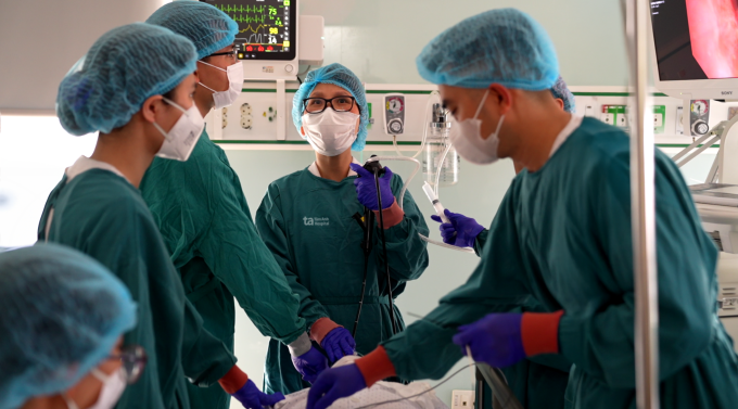 Nội soi phế quản ống mềm kết hợp cắt u bằng điện cao tần. Ảnh: Bệnh viện Đa khoa Tâm Anh