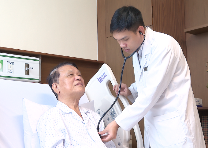Bác sĩ Vũ thăm khám cho người bệnh sau đặt stent. Ảnh: Bệnh viện Đa khoa Tâm Anh