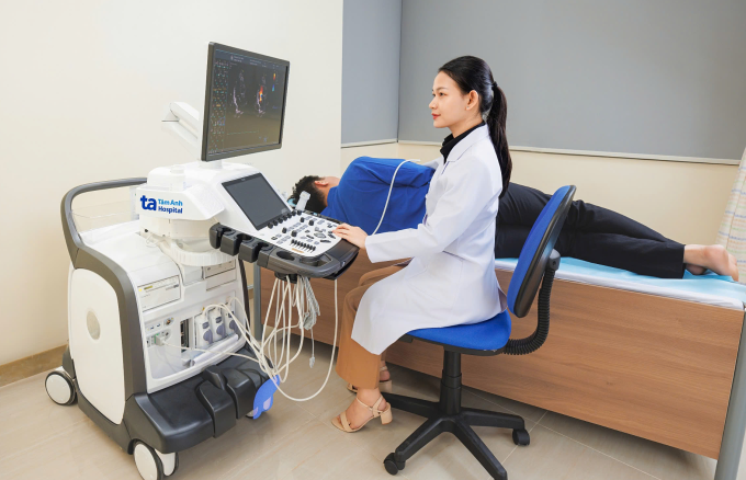 Bác sĩ siêu âm tim cho người bệnh hen suyễn để kiểm tra biến chứng tim mạch, nguy cơ đột quỵ. Ảnh: Bệnh viện Đa khoa Tâm Anh