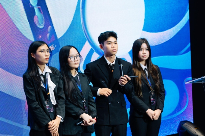 Thí sinh trình bày trong 25 phút, thể hiện kỹ năng thuyết trình và tư duy phản biện trước giám khảo. Ảnh: FPTU