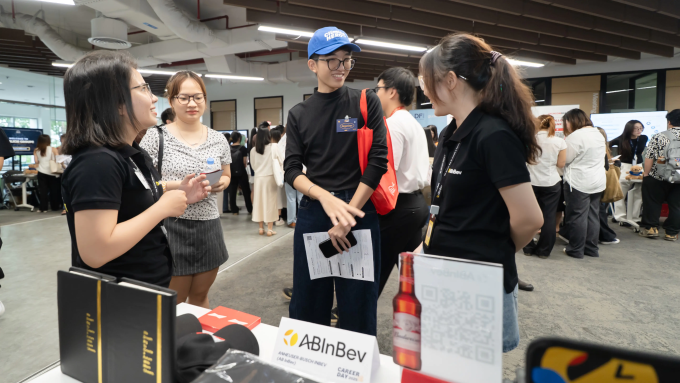 Sinh viên trường Đại học Fulbright Việt Nam trao đổi với đại diện doanh nghiệp. Ảnh: Trường Đại học Fulbright Việt Nam