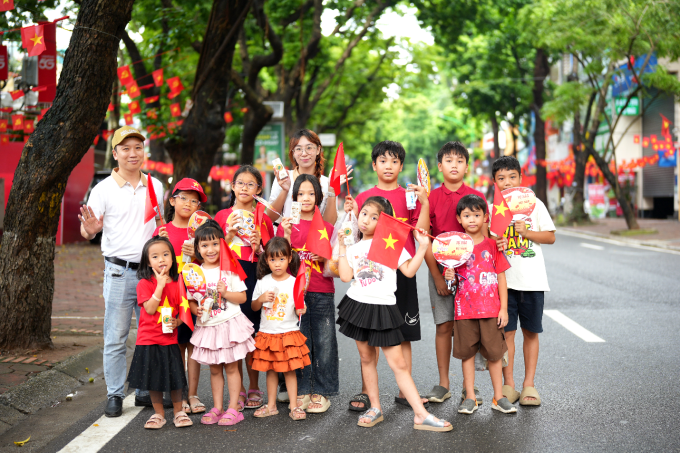 Người dân ở mọi lứa tuổi đều được tiếp sức với sữa tươi Mộc Châu Creamery khi tham gia đại lễ. Ảnh: Mộc Châu Milk