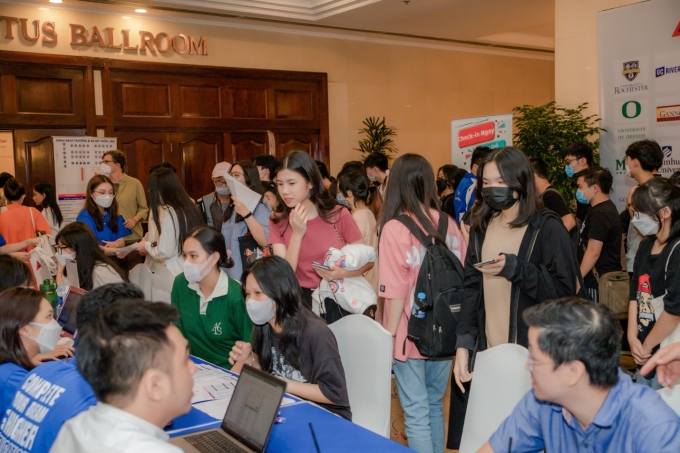 Tư vấn viên của AAE hỗ trợ phụ huynh và học sinh tại sự kiện du học. Ảnh: AAE