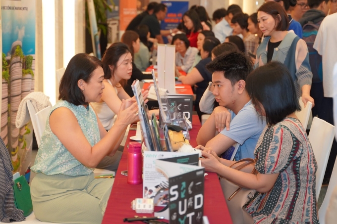 Phụ huynh, học sinh, sinh viên nghe thông tin từ các trường. Ảnh: INEC