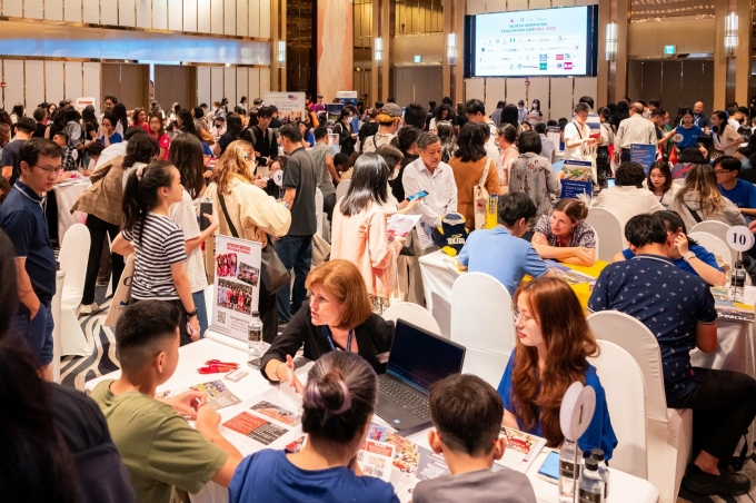 Các đại diện trường học từ Mỹ gặp gỡ, trao đổi với phụ huynh và học sinh tại sự kiện du học AAE. Ảnh: AAE