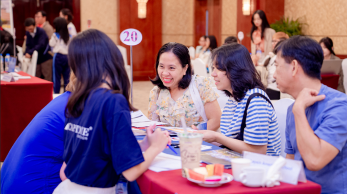 Phụ huynh cùng con trao đổi với chuyên gia. Ảnh: Capstone Education