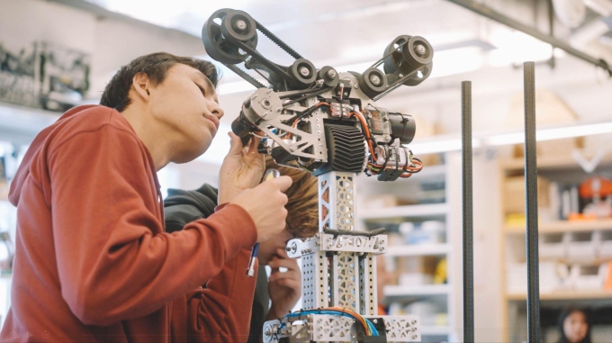 Học sinh trường Choate Rosemary Hall trong lớp học robotics với trang thiết bị hiện đại. Ảnh: Choate Rosemary Hall