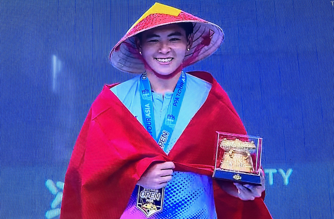 Phúc Huỳnh khoác cờ và đội nón lá Việt Nam trong khoảnh khắc nhận danh hiệu vô địch. Ảnh: Chụp màn hình