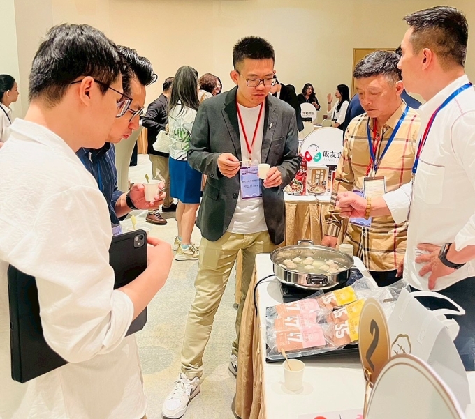 Khách hàng trải nghiệm sản phẩm thực tế tại sự kiện. Ảnh: Hiệp hội Doanh nghiệp Đài Loan