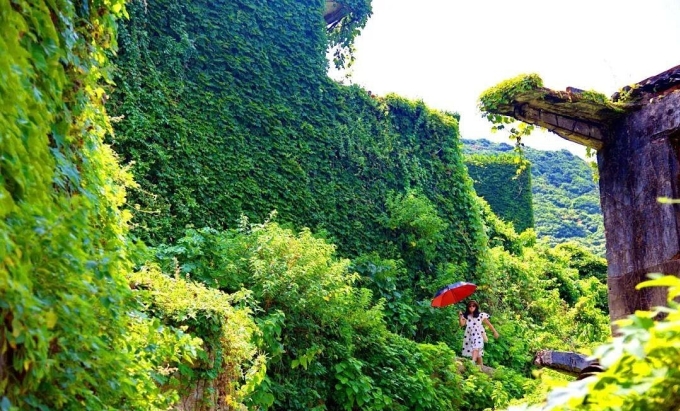 Một du khách tại làng Houtouwan năm 2021. Ảnh: 360doc