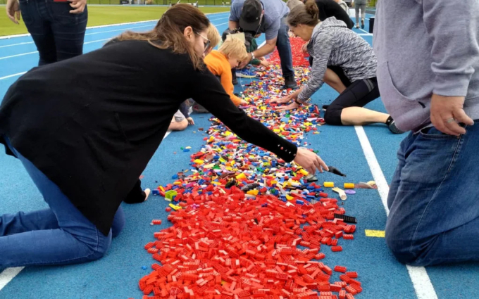 Bạn bè, người thân của Wall giúp cô lập đường chạy lego dài 100 m. Ảnh: WP