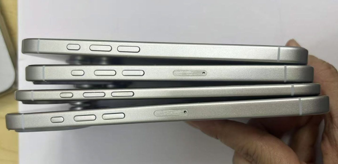 Độ mỏng bốn mẫu iPhone 17 dựa trên dummy bị rò rỉ. Từ trên xuống gồm: iPhone 17, iPhone 17 Pro, iPhone 17 Air và iPhone 17 Pro Max. Ảnh: MacRumors