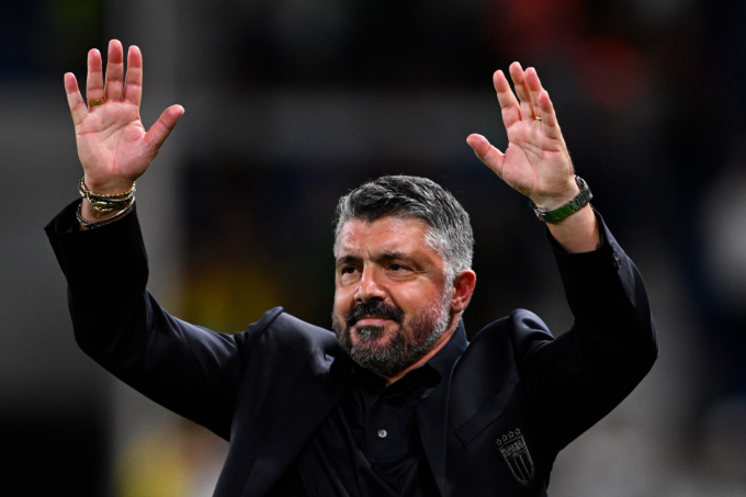 HLV Gennaro Gattuso tri ân khán giả sau trận Italy thắng Estonia 5-0 trên sân Bergamo, Italy ngày 5/9. Ảnh: AP