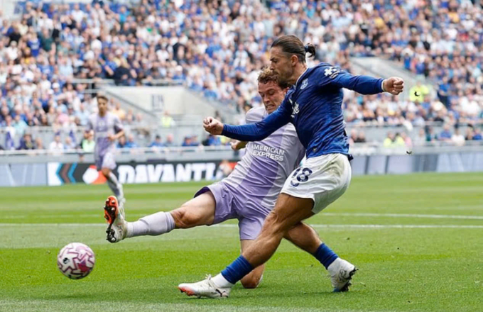 Grealish kiến tạo cho Iliman Ndiaye ghi bàn đầu tiên trên sân Hill Dickinson, ở trận gặp Brighton. Ảnh: Reuters