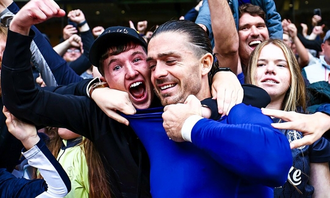 Các CĐV Everton ôm chặt Grealish sau trận Everton thắng Wolverhampton trên sân Molineux, thành phố Wolverhampton, Vương quốc Anh, ngày 30/8/2025. Ảnh: Bleacher Report