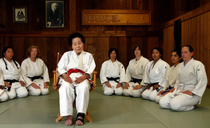 Keiko Fukuda cùng các học viên tại võ đường San Francisco, nơi bà đã giảng dạy trong hơn 40 năm. Ảnh: The Chronicle