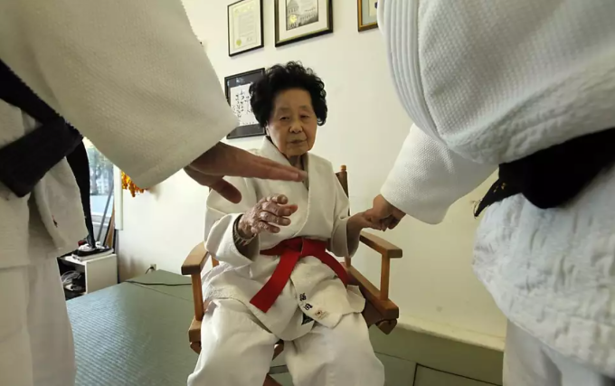 Ở tuổi 98, Sensei Keiko Fukuda vẫn trực tiếp dạy các kỹ thuật tay cho học trò trong võ đường nữ tại khu Noe Valley, San Francisco. Ảnh chụp ngày 21/7/2011. Ảnh: The Chronicle