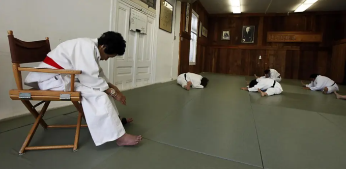 Ở tuổi 98, Sensei Keiko Fukuda cùng học trò khởi động trong võ đường nữ tại khu Noe Valley, San Francisco. Ảnh chụp ngày 21/7/2011. Ảnh: The Chronicle