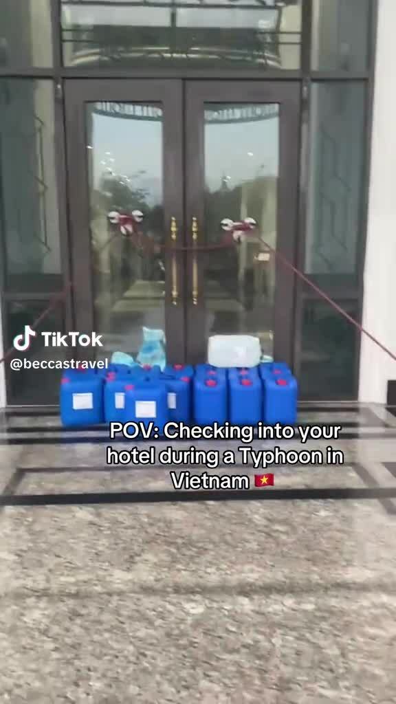 Khách nước ngoài vỡ kế hoạch du lịch Việt Nam vì bão Bualoi