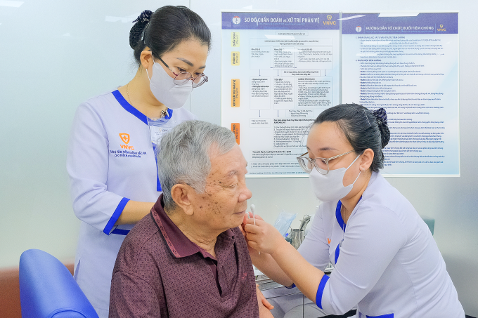 Ông Trần Trọng đưa người giúp việc cùng tiêm ngừa vaccine để bảo vệ sức khỏe. Ảnh: Hoàng Dương