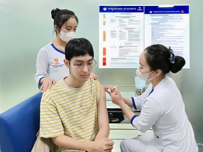 Thanh niên tiêm vaccine tại Hệ thống Tiêm chủng VNVC để phòng bệnh chủ động. Ảnh: Khánh Hòa
