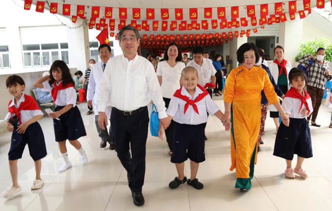Ông Nguyễn Phước Lộc, Phó bí thư Thành ủy TP HCM, Chủ tịch Ủy ban Mặt trận Tổ quốc Việt Nam TP HCM, dự lễ khai giảng và đưa các em vào lớp học. Ảnh: Hồng Diễm