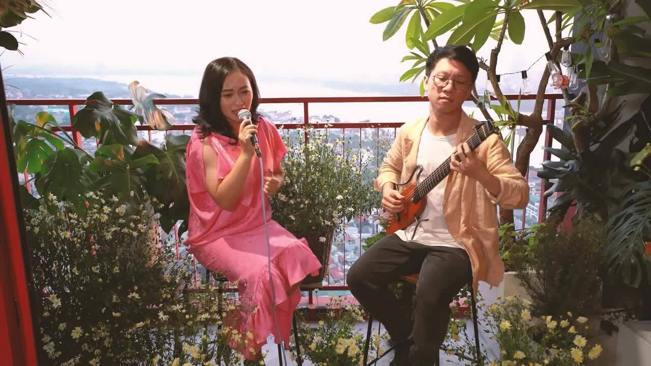 Khánh Linh hát 