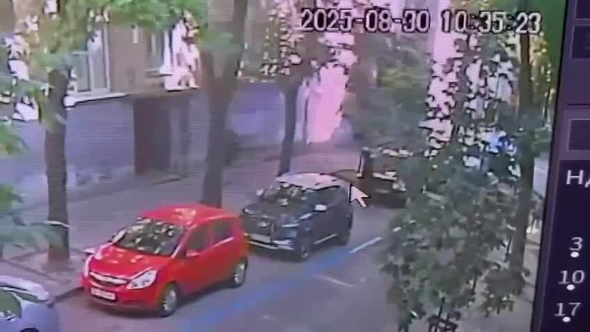 Khoảnh khắc cựu chủ tịch quốc hội Ukraine bị bắn gục trên phố