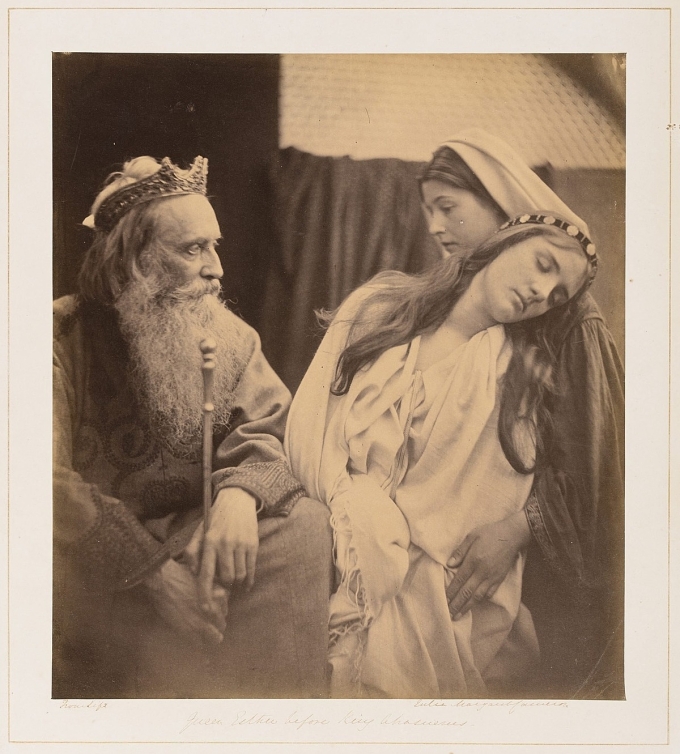 Bức ảnh King Ahasuerus and Queen Esther in Apocrypha (1865) tái hiện một cảnh trong vở kịch theo chủ đề Kinh thánh. Đây là một trong những tác phẩm đậm chất kịch của nghệ sĩ. Ảnh: Royal Photographic Society Collection