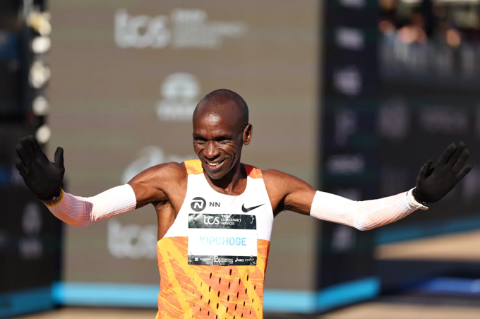 Eliud Kipchoge được người hâm mộ chào đón tại Sydney Marathon 2025. Ảnh: Adidas
