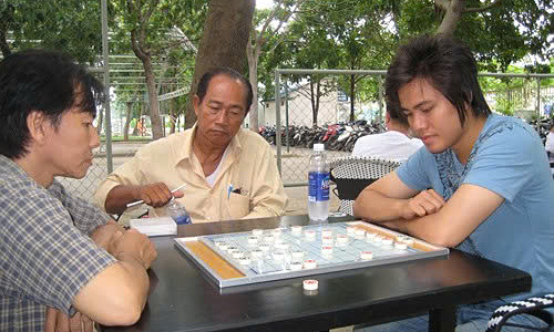 Lại Lý Huynh trong một ván giao hữu ở Kỳ đài Phương Trang, TP HCM năm 2011. Ảnh: NLĐ
