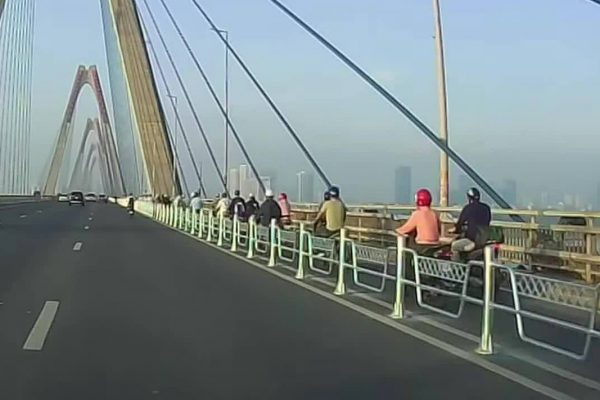 Xe máy bất ngờ lao ra trước ôtô: Tai nạn thót tim
