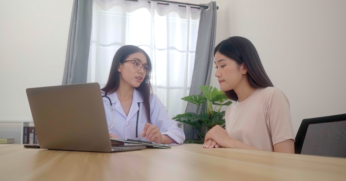 Người dân có thể chủ động tham vấn bác sĩ hoặc chuyên gia y tế để có biện pháp dự phòng HPV phù hợp . Ảnh minh họa: Vecteezy