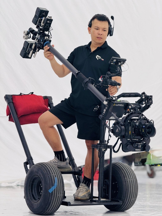 Lê Bảo Hân dùng hệ thống steadicam Arri Trinity 2 trong một lần quay phim. Ảnh: Nhân vật cung cấp