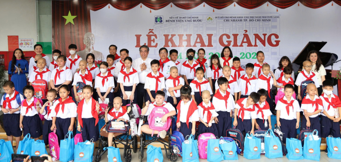 Khoảng 40 học sinh là những bệnh nhi đang điều trị tại Bệnh viện Ung bướu TP HCM dự lễ khai giảng, có em không di chuyển được phải ngồi xe lăn. Ảnh: Hồng Diễm