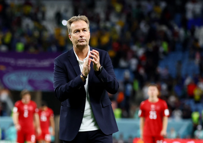 HLV Kasper Hjulmand tri ân người hâm mộ sau trận Đan Mạch gặp Australia ở bảng D World Cup 2022 trên sân Al Janoub, Al Wakrah, Qatar ngày 30/11/2022. Ảnh: Reuters