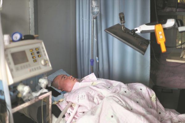 Chàng trai một ngón tay điều hành trang trại vượt bệnh hiếm