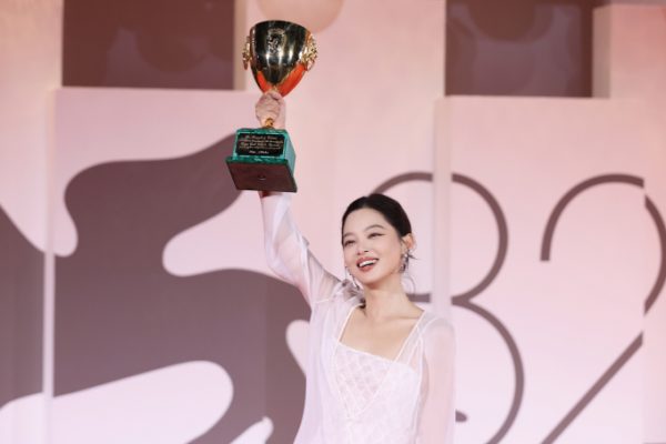 Tân Chỉ Lôi: Từ cô gái nghèo đến ngôi sao châu Á