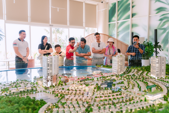 Nhà đầu tư tham quan, tìm hiểu dự án. Ảnh: KDI