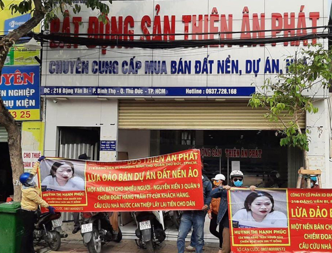 Người dân vây công ty yêu cầu khởi tố bà Phúc. Ảnh: Thiên Long.