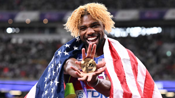 Noah Lyles ăn mừng bằng cách mô phỏng động tác tung chưởng Kamehameha trong bộ truyện tranh Dragon Ball. Ảnh: AS