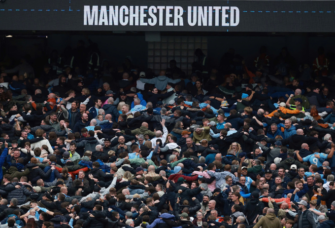 Khán giả Man City nhảy điệu poznan. Ảnh: Reuters
