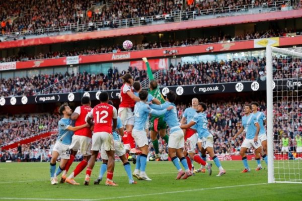 Neville: Guardiola xoay chuyển chiến thuật 180 độ