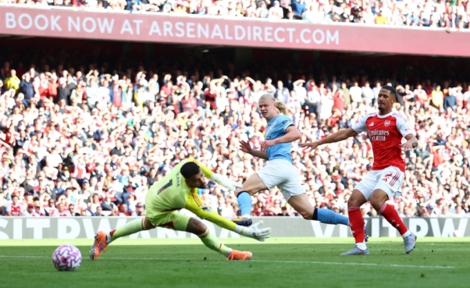 Erling Haaland dứt điểm chéo góc mở tỷ số cho Man City. Ảnh: Reuters