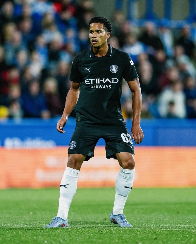 Divine Mukasa có lần ra sân đầu tiên cho đội một Man City. Ảnh: Man City