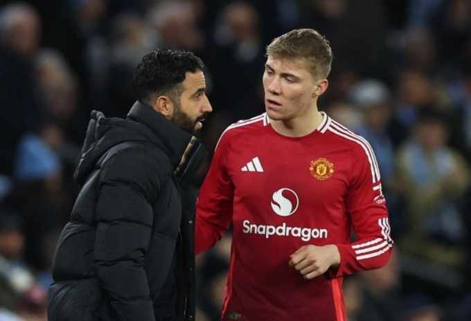 HLV Ruben Amorim chỉ đạo Rasmus Hojlund trong trận Man Utd thắng Man City 2-1 tại Ngoại hạng Anh tối 15/12/2024. Ảnh: Reuters